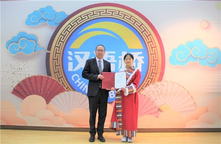 中國銀行首爾分行行長周建軍為大學生組冠軍頒獎并頒發(fā)就業(yè)證書。首爾孔子學院供圖