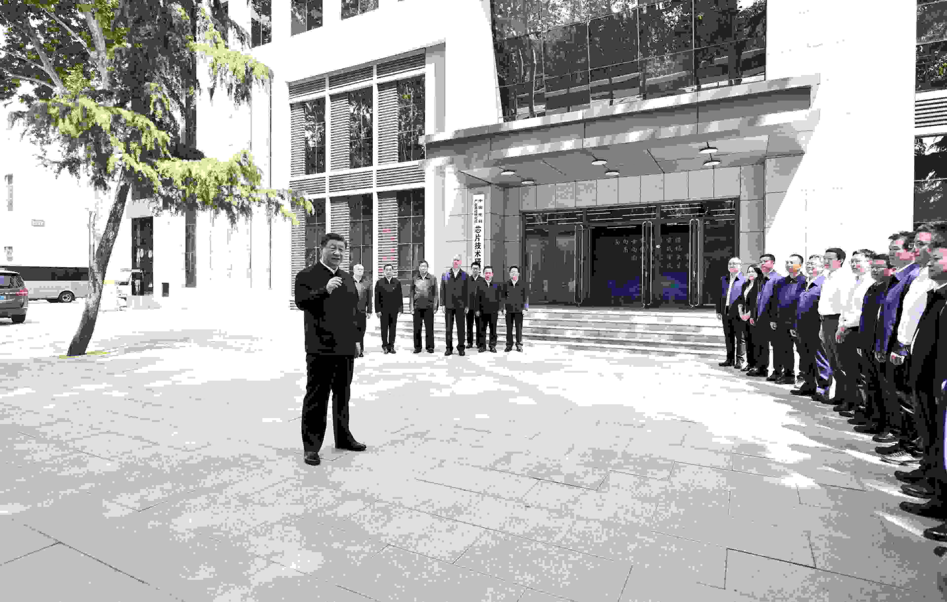 △2023年5月12日，習(xí)近平總書記在中國電科產(chǎn)業(yè)基礎(chǔ)研究院同科技工作者交流。