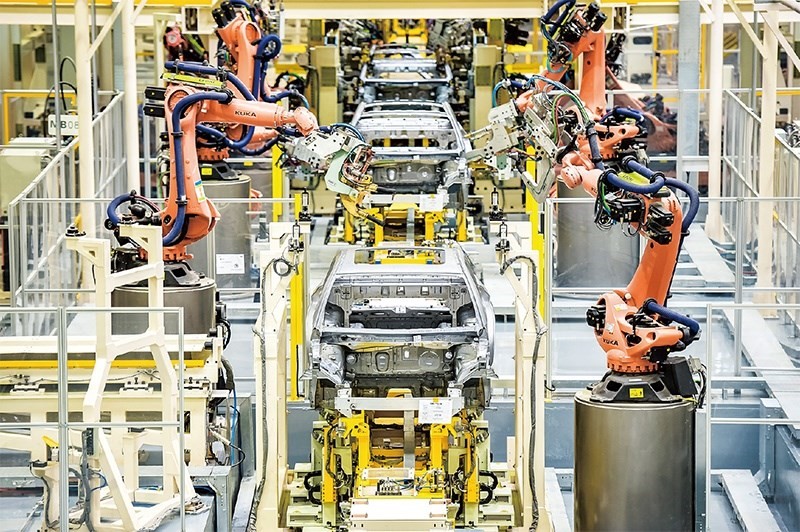 發(fā)展新能源汽車是我國從汽車大國邁向汽車強國的必由之路。2022年中國新能源汽車產(chǎn)銷分別實現(xiàn)705.8萬輛和688.7萬輛，連續(xù)8年位居世界第一。圖為廣汽埃安第一智造中心焊裝車間正在熱火朝天地生產(chǎn)。 廣汽埃安新能源汽車股份有限公司供圖