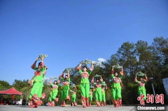 市民在跳廣場(chǎng)舞。 唐小晴 攝