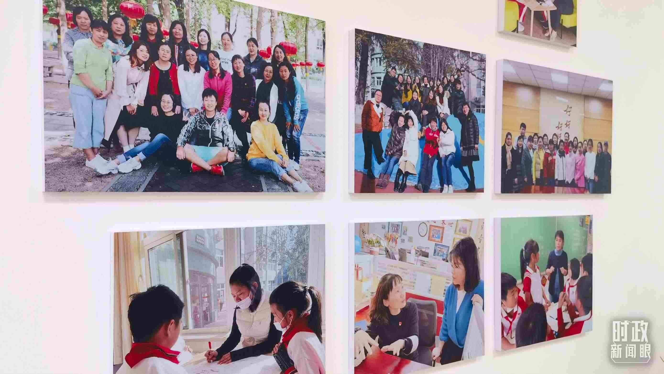 △五年級教師辦公室內的合影展板。（總臺央視記者賈林拍攝）