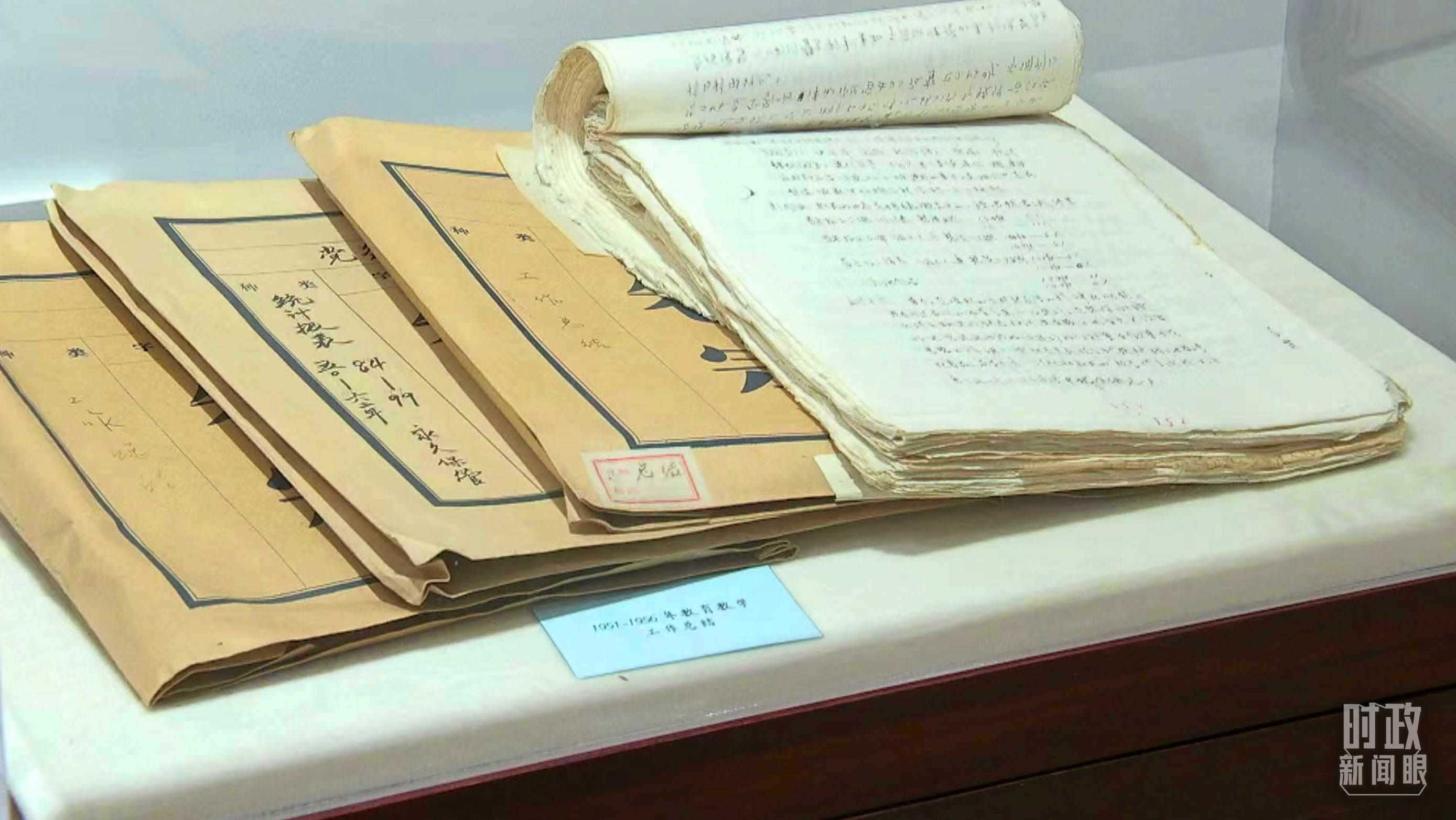 △校史館內的教育教學工作總結展陳。（總臺央視記者金雨秋拍攝）