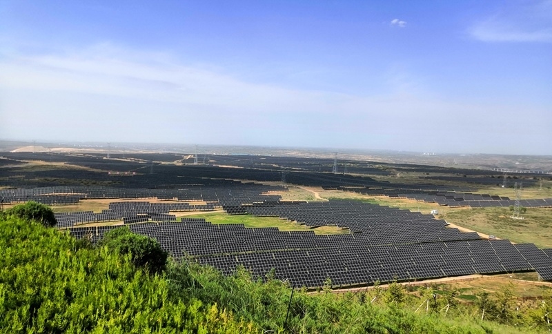 伊金霍洛旗天驕綠能50萬千瓦采煤沉陷區(qū)生態(tài)治理光伏發(fā)電示范項目一角。人民網(wǎng)記者 孫博洋攝