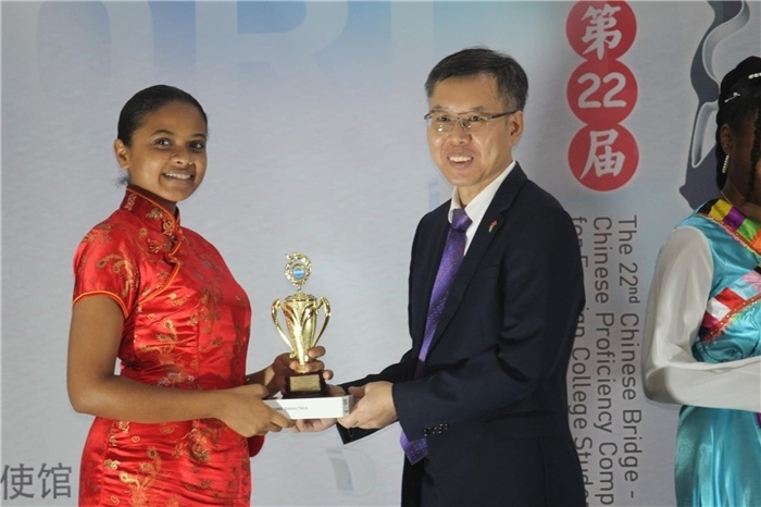 陳錫來(lái)參贊為獲獎(jiǎng)選手頒發(fā)二等獎(jiǎng)。圭亞那大學(xué)孔子學(xué)院供圖