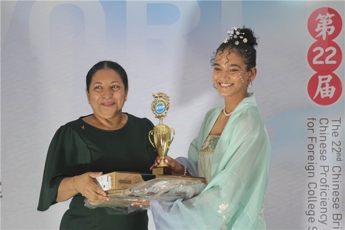 圭亞那大學(xué)校長(zhǎng)默罕默德為獲獎(jiǎng)選手頒發(fā)一等獎(jiǎng)。圭亞那大學(xué)孔子學(xué)院供圖