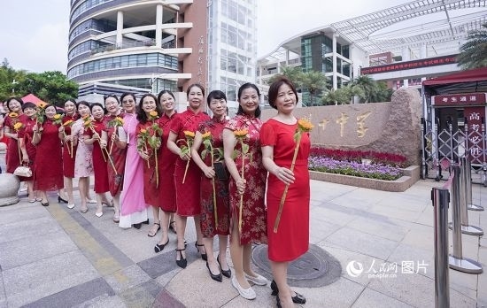6月7日一早，廈門雙十中學(xué)考生家長們身穿旗袍，手拿向日葵在考場外為孩子加油打氣，寓意“旗開得勝，一舉奪魁”。人民網(wǎng)記者 陳博攝