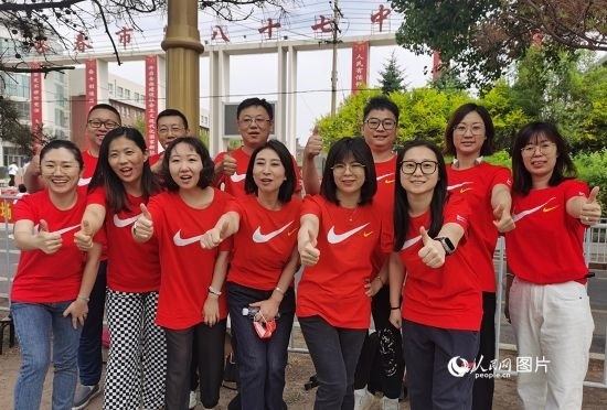 6月7日一早，陽光明媚，天氣涼爽，在長春市第八十七中學(xué)，考生們正陸續(xù)進(jìn)入考場。親友團(tuán)為參加高考的學(xué)子們加油鼓勁。人民網(wǎng)記者 王帝元攝