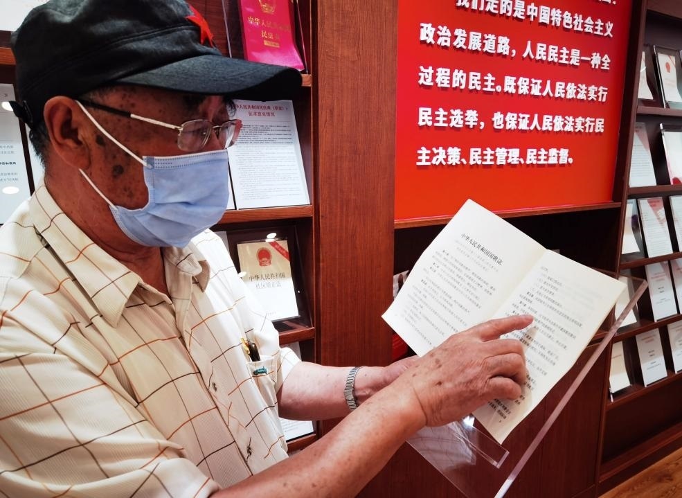 夏云龍給記者展示國(guó)歌法修改的內(nèi)容。人民網(wǎng)記者 唐小麗攝