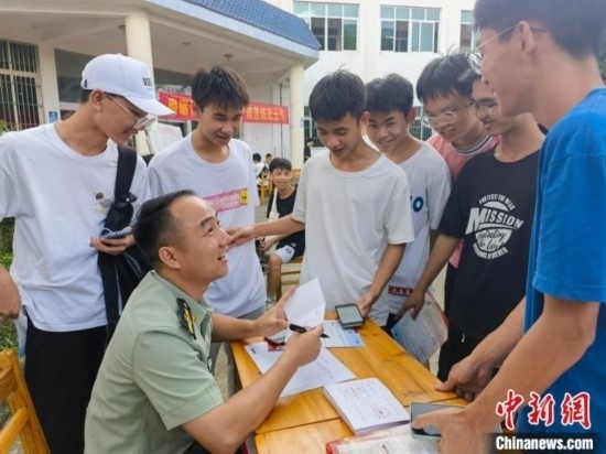 專武干部在講解相關(guān)政策。韋碩 攝