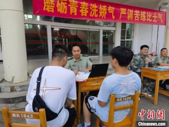 專武干部在講解相關(guān)政策。韋碩 攝