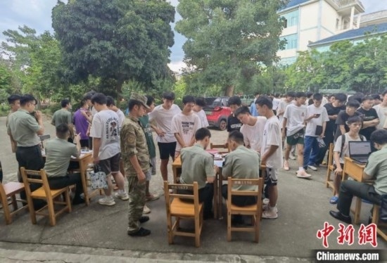 專武干部在發(fā)放兵役登記證。韋碩 攝