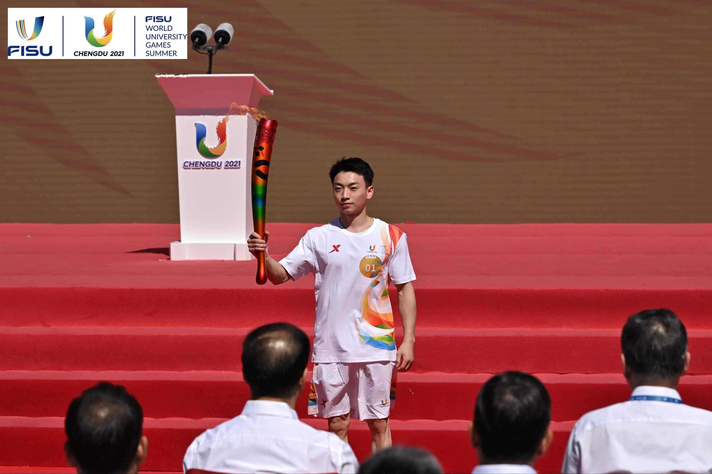 成都大運(yùn)會火炬手、奧運(yùn)冠軍鄒敬園高舉火炬。 圖片來源：成都大運(yùn)會執(zhí)委會供圖