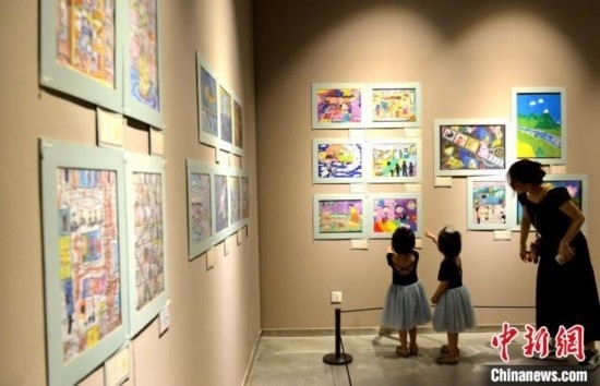 圖為家長帶著孩子參觀展覽。呂明 攝