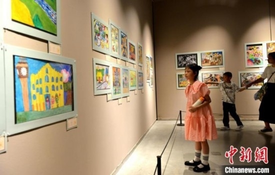 圖為家長帶著孩子參觀展覽。呂明 攝