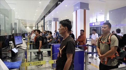 6月13日，乘坐中老鐵路國(guó)際旅客列車(chē)的旅客在磨憨邊檢大廳排隊(duì)候檢。李揚(yáng) 攝