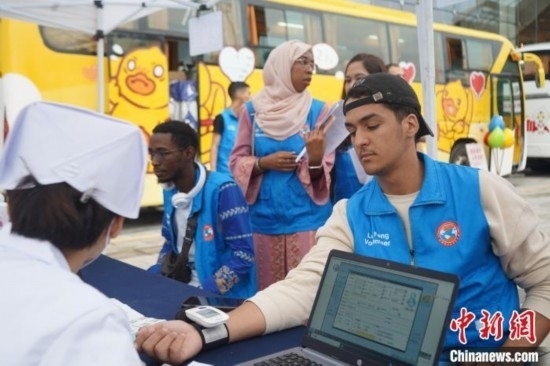 6月13日，在第20個世界獻(xiàn)血者日前夕，20名在贛留學(xué)生組團(tuán)前往血站獻(xiàn)血。吳迪 攝