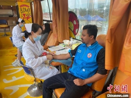 6月13日，在第20個世界獻(xiàn)血者日前夕，20名在贛留學(xué)生組團(tuán)前往血站獻(xiàn)血。吳迪 攝