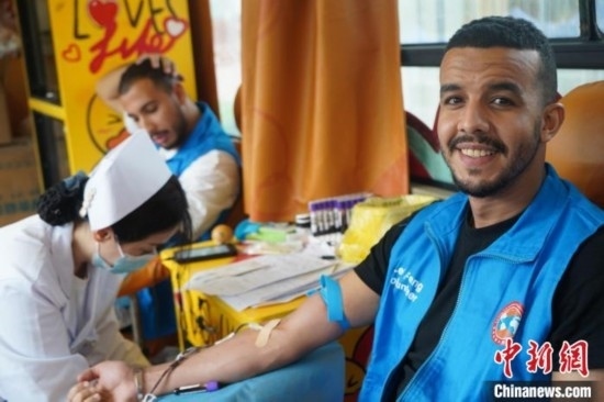 6月13日，在第20個世界獻(xiàn)血者日前夕，20名在贛留學(xué)生組團(tuán)前往血站獻(xiàn)血。吳迪 攝