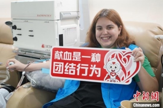 6月13日，在第20個世界獻(xiàn)血者日前夕，20名在贛留學(xué)生組團(tuán)前往血站獻(xiàn)血。吳迪 攝