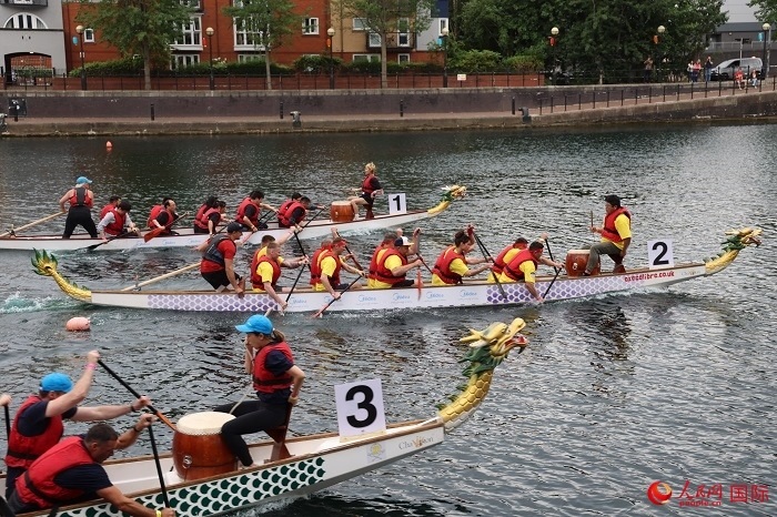 2023全英中華端午龍舟會比賽現(xiàn)場，幾支隊伍你追我趕。人民網(wǎng)記者 邢雪攝