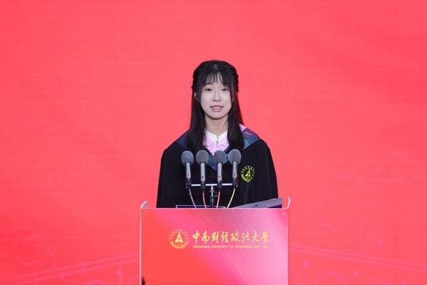 王若研在畢業(yè)典禮上發(fā)言。崔楨楨 攝