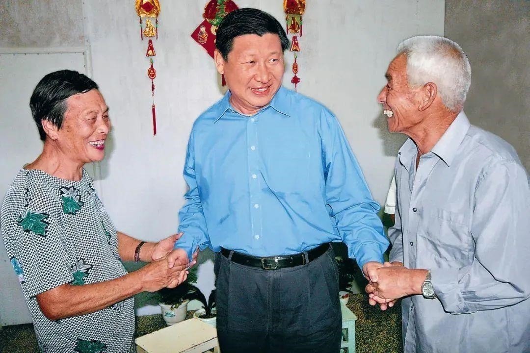 △2006年9月21日，習近平在浙江省舟山市普陀區(qū)東極鎮(zhèn)看望當?shù)貪O民。