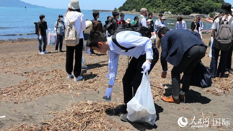 學(xué)生們體驗海岸清掃。人民網(wǎng) 許可攝