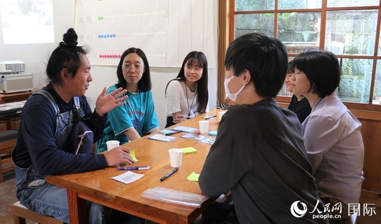 通過卡片游戲，模擬如何解決海洋垃圾問題。人民網(wǎng) 許可攝