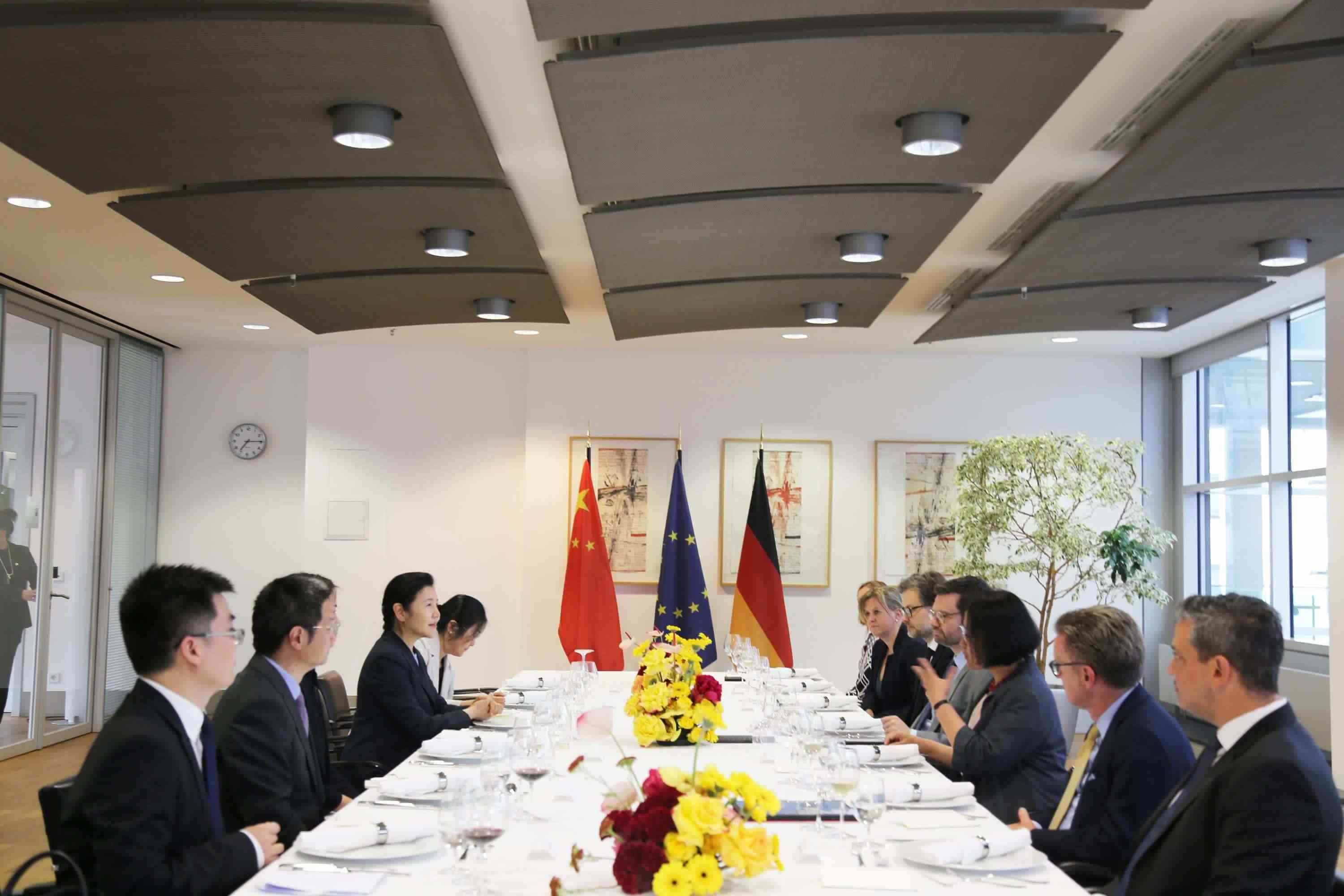 司法部長賀榮與德國聯(lián)邦司法部長布施曼舉行會談。