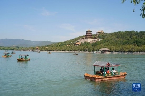 6月22日，游人在北京頤和園乘坐游船。新華社記者 任超 攝