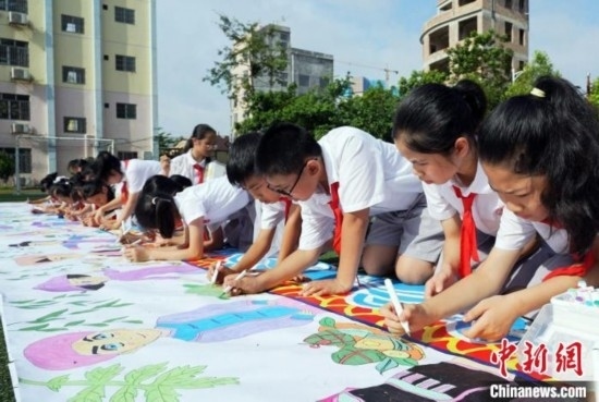 圖為學(xué)生們用手中畫筆在進(jìn)行創(chuàng)作。 興業(yè)縣融媒體中心供圖