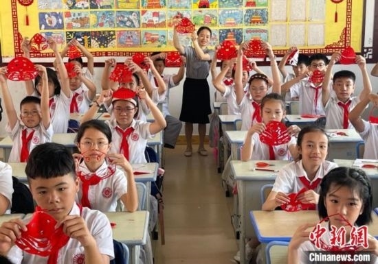 圖為學(xué)生們展示剪紙作品。 興業(yè)縣融媒體中心供圖