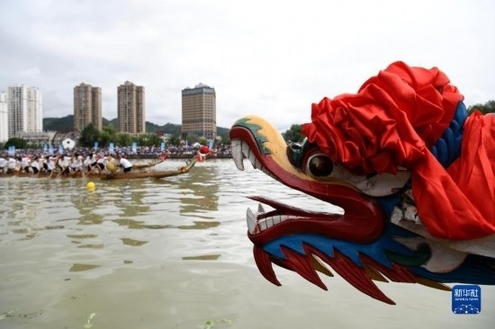 6月23日，在貴州省黔東南苗族侗族自治州施秉縣舉行的獨(dú)木龍舟節(jié)上，獨(dú)木龍舟進(jìn)行比賽。