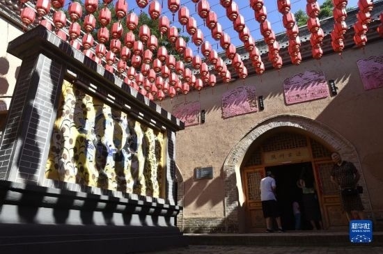 6月23日，游人在三門峽市陜州地坑院景區(qū)內(nèi)游覽。