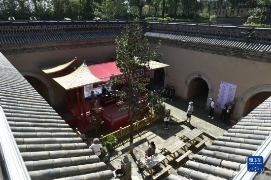 6月23日，游人在三門峽市陜州地坑院景區(qū)內(nèi)游覽。