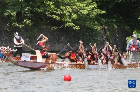 6月23日，在江蘇省宜興市舉行的龍舟競(jìng)渡賽中，參賽選手們奮力拼搏。
