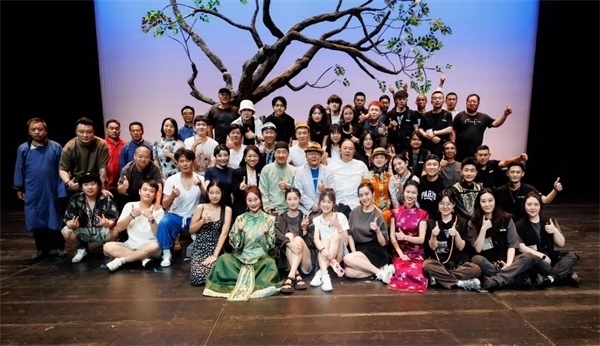 《斷金》百場演職人員合影。龍馬社供圖