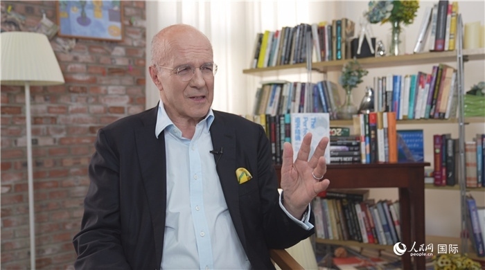 西蒙·溫切斯特接受人民網(wǎng)采訪。人民網(wǎng)記者 劉寧攝