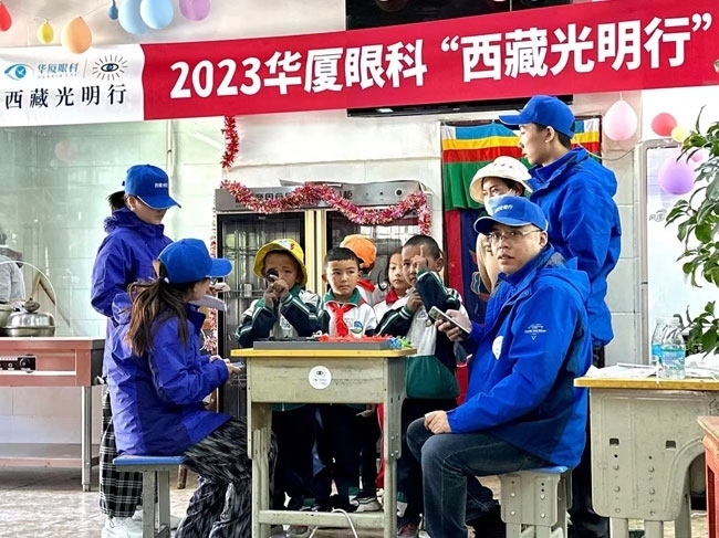 華廈眼科醫(yī)務(wù)人員對(duì)當(dāng)?shù)厣倌陜和M(jìn)行近視、弱視、斜視篩查。人民網(wǎng)記者 李棟攝