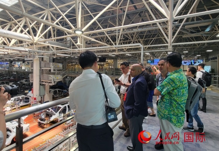 外媒記者在廣汽埃安車間參觀。人民網(wǎng) 寧玉瑛攝