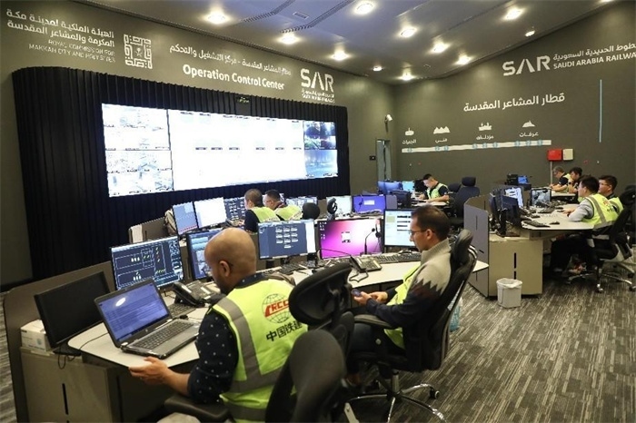 中外工作人員在控制室工作。中國鐵建供圖