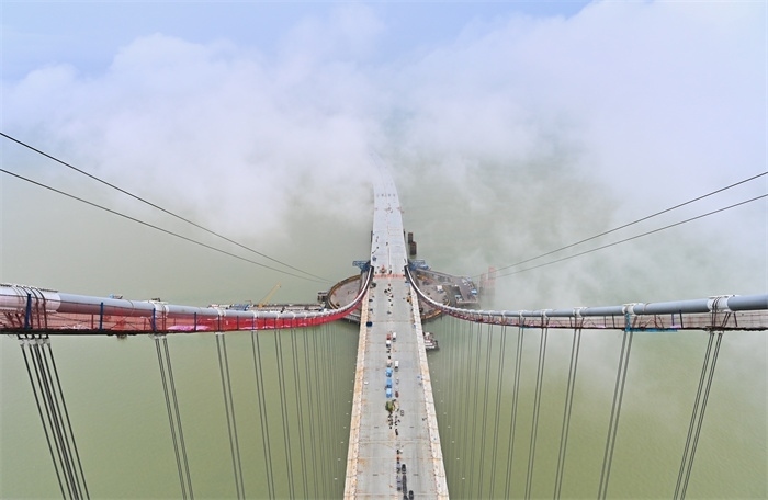 從270米高塔俯瞰深中通道伶仃洋大橋施工現(xiàn)場。（中交集團供圖）