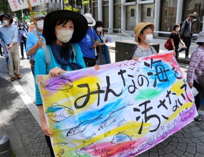 2023年6月20日，日本民眾在福島縣政府周圍舉行抗議活動，強烈反對核污水排海計劃，呼吁保護漁業(yè)資源。圖片來源：《朝日新聞》