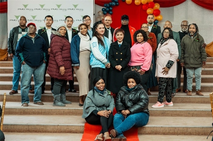PMG礦業(yè)公司股東和管理團(tuán)隊(duì)和演講嘉賓合影。（圖片來(lái)源：廣西大錳南非PMG礦業(yè)有限公司）