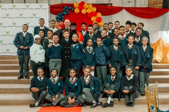 Blinkklip高中的學(xué)生們。（圖片來(lái)源：廣西大錳南非PMG礦業(yè)有限公司）