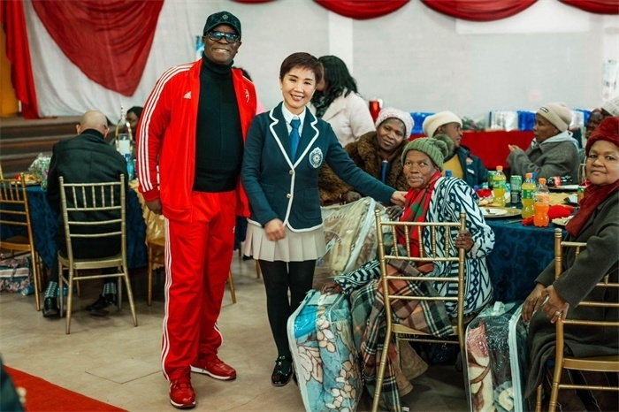 Micheal Mohala中將、黃琳與社區(qū)老人合影。（圖片來(lái)源：廣西大錳南非PMG礦業(yè)有限公司）