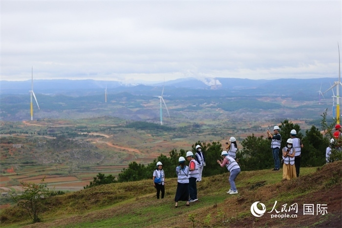 瀾湄記者團(tuán)在富源西風(fēng)電基地拍照“打卡”。（人民網(wǎng) 李發(fā)興攝）
