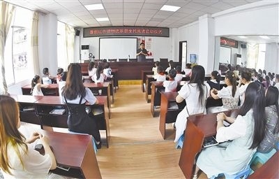  圖②：法院干警向參加活動(dòng)的學(xué)生和家長講解暑假安全教育知識。