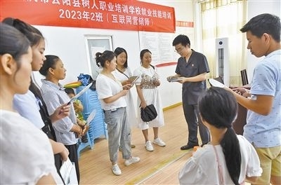  圖③：法院干警現(xiàn)場指導(dǎo)鄉(xiāng)村“代理家長”如何正確管護(hù)留守兒童。