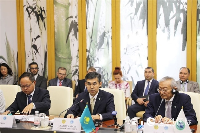 哈薩克斯坦常駐上合組織秘書處代表努爾蘭·阿科什卡羅夫介紹哈薩克斯坦接任輪值主席國(guó)后的優(yōu)先工作。人民網(wǎng) 俄布拉依攝